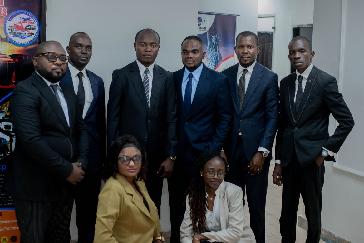 Photographie collective de l’équipe du cabinet Jurifis Consult RDC-Kinshasa