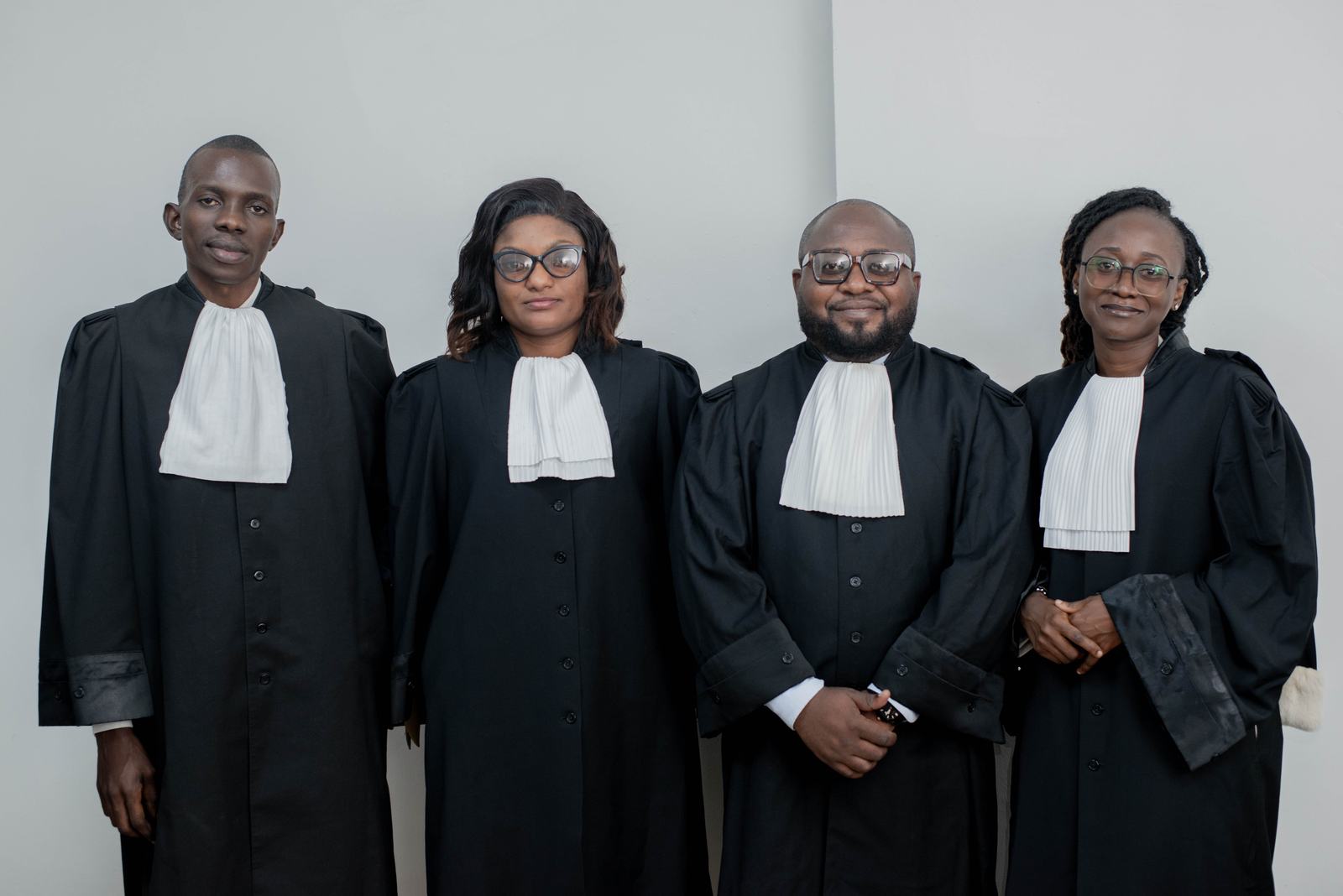 Autre photographie collective de membres de l’équipe en robe d’avocat
