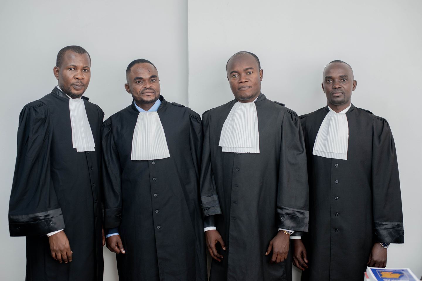 Photographie collective de membres de l’équipe en robe d’avocat